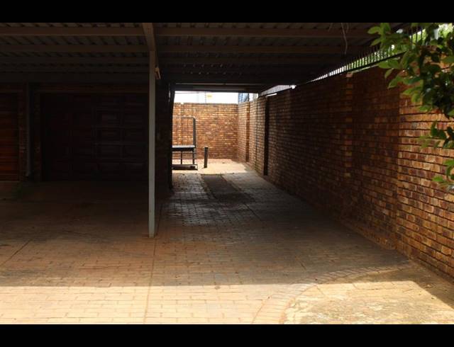 5 BEDROOM HOUSE FOR SALE IN PIERRE VAN RYNEVELD